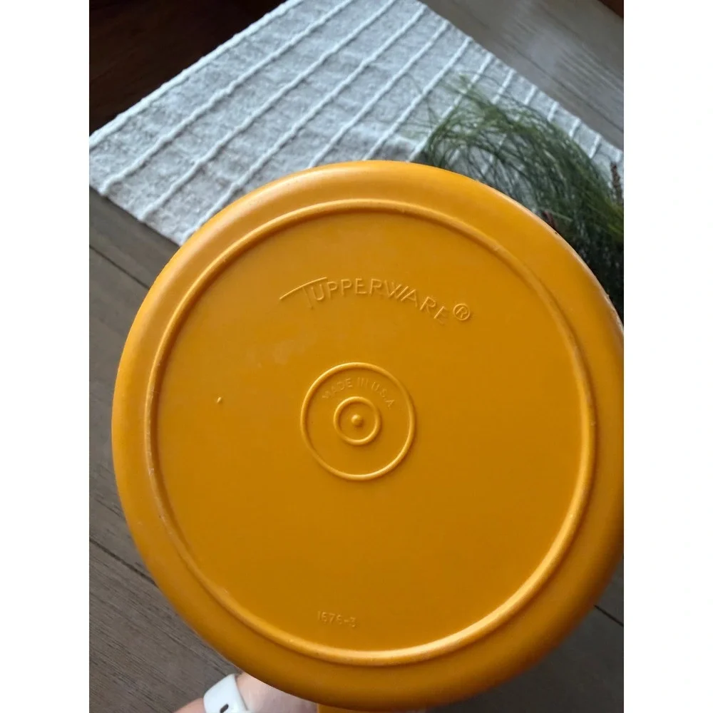 Vintage Tupperware Pitcher 1676-3 Push Button Lid Yellow 2 Quart